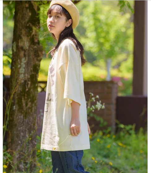▼已成團▼ ロゴプリントがアクセントのTシャツです