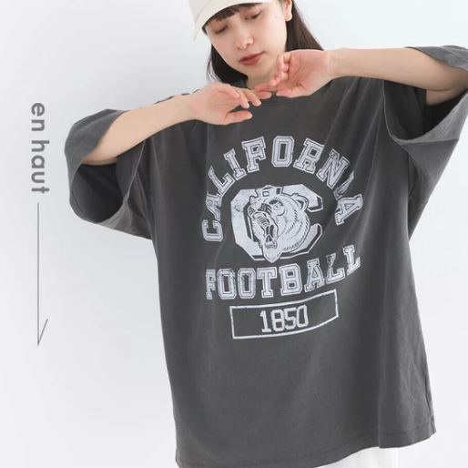 ▼已成團▼ ロゴプリントがアクセントのTシャツです